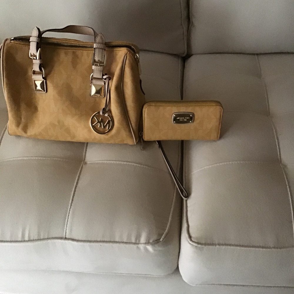 Michael Kors handbag and Michael Kors wallet - Picture 3 of 8